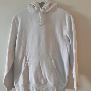 Vit hoodie från HM - Bra skick och knappt använd. Helt vanlig vit hoodie i relaxed fit från HM.