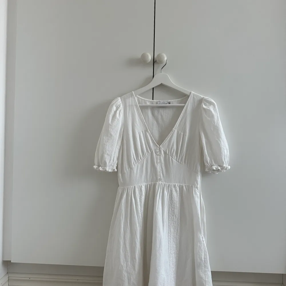 Säljer denna vita klänningen, vet ej vart den är från, köpte den second hand. Säljer pga använder inte längre. Använd en sommar. Säljer för 100kr + frakt . Klänningar.