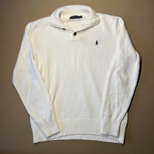 Ralph lauren half Button down - Riktigt somrig Ralph lauren tröja. Vit i ganska fint skick. Inga hål eller fläckar. Storlek M, perfa nu till sommaren. Fler frågor kontakta gärna!