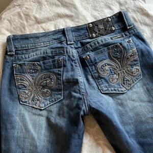 Miss me jeans - Supersnygga lågmidjade missme jeans🤩 modellen är rak och alltför i nyskick!🤩 passar bra på mig med storlek 38/40, lite långa på mig som är 164 bara✨ Midja: ca 92 cm, höft: ca 112 cm, Innerbenslängd: ca 81 cm💗