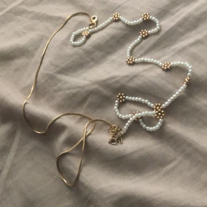 Halsband - Ett vitt snyggt halsband