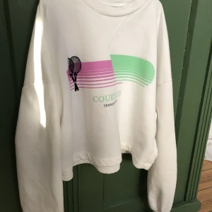 Tröja - Super fin tennis tröja från Gina tricot. Den är i storlek xxs och säljer den pga att den inte kommer till användning. Fint skick och inte används särkilt många gånger! Pris kan diskuteras