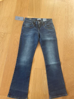Ltb lowwaist jeans - Tvär snygga Low waisted jeans från ltb! De är helt nya dock för stora och nyss ur påsen. Gick inte att retunera:( Lappar o sånt finns kvar och de är i modellen Valerie. 