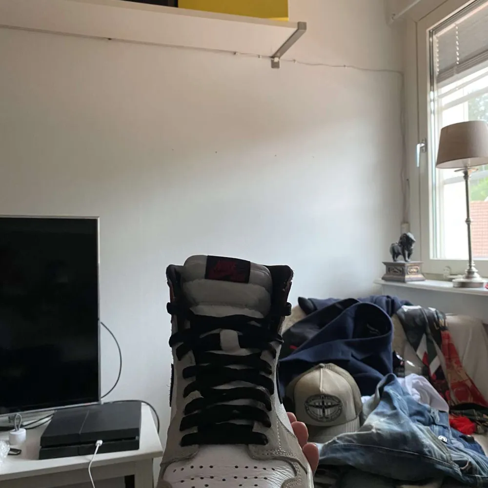 Jordan 1 smoke grey | beställda från wavy kicks | skick 8/10 (creasade) | kvitto finns tyvärr ej | skriv gärna om du vill ha fler bilder eller undrar något💯. Skor.