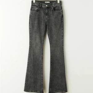 säljer dessa gråa lågmidjade jeans ifrån ginatricot då de inte längre kommer till någon användning.