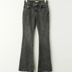 ginatricot low waist bootcut jeans - säljer dessa gråa lågmidjade jeans ifrån ginatricot då de inte längre kommer till någon användning.