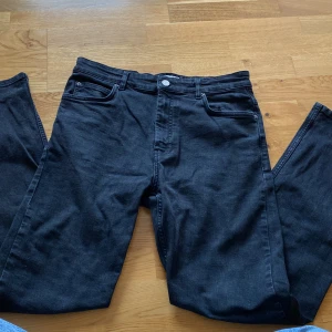 Svarta Jeans - Snygga svarta jeans ifrån Just Junkers. använda men i bra skick. 
