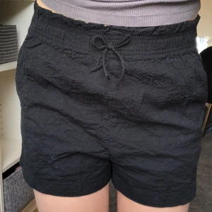 Svarta linneshorts - Ett par snygga linneshorts från HM perfekt nu till sommaren. Dem är i strl 158-164 och är aldrig använda. Dem kostar 20kr + frakt, dma vid intresse. Tryck inte på köp nu.