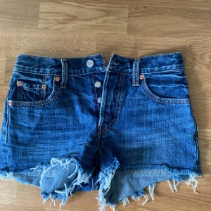 Levis shorts  - Oanvända Levis shorts, säljer dessa då jag aldrig fått användning av dom. Mörk tvätt. Ny pris 669!