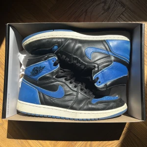 Jordan 1 Retro High "Royal" (2017)  - Jordan 1 Retro High "Royal" (2017) -Size 11/45 EU  -Välanvända men fortfarande mycket användbara! Har replacement insulor, Tyvärr ingen OG box men Kvitto medföljer! Skriv ett meddelande om du har fler frågor! 