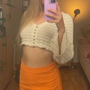 Drömmig topp från Zara - Väldigt fin topp med utsvängda ärmar från Zara, sparsamt använd. Har en bohemisk look, enkel att klä upp och ned! Fina detaljer 