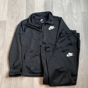 Tracksuit - Nike tracksuit, hör av vid intresse av endast ett plagg