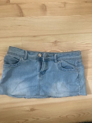Mini jeanskjol - Jeanskjol som sytts om lite kortare. Super fina fickor och detaljer på knappen.