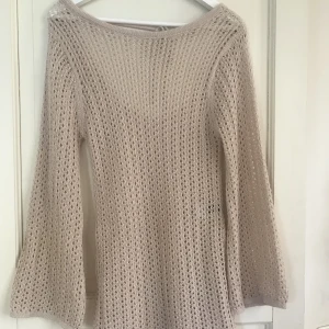 Strandklänning - Stickad genomskinlig klänning i jättebra skick! Den ser beige ut på bilden men i verkligheten är den mer ljus rosa. Pris kan diskuteras