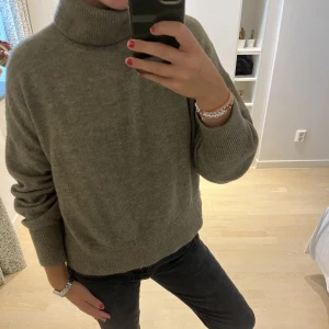 Stickad hm tröja  - Grå/grön stickad tröja med polokrage från hm. Säljer för 150kr exkl frakt
