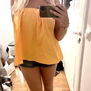 Zara topp - Jättefin orange blus från Zara. Knappt använd som i nyskick🤍Passar S-M