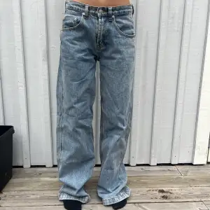 baggy UNIF lågmidjade jeans, aldrig använda. modellen är UNIF xjean  Mått: midja - 72cm innerbenslängd - 83cm