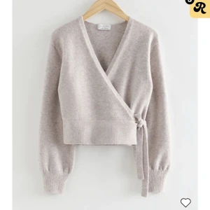 & other stories stickad - Stickad kofta/tröja från & other stories. Använd endast en gång. Toppskick! Köpt för 499kr säljer för 450 till att börja med! Skriv för egna bilder.  Pris kan diskuteras! :) Köp direkt för 399kr!