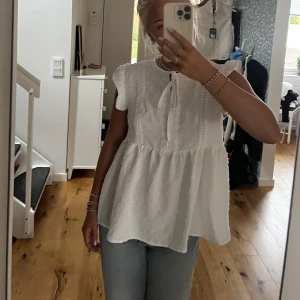 Söt topp🤍💓 - Vit söt topp som är oanvänd🙌💓Du står för frakten 