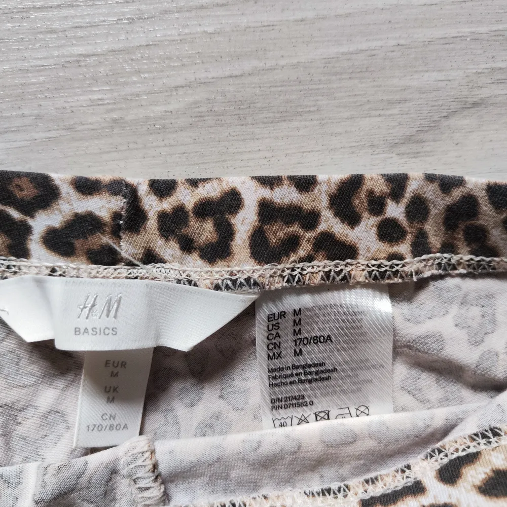 Leopard tights i storlek M . Jeans & Byxor.