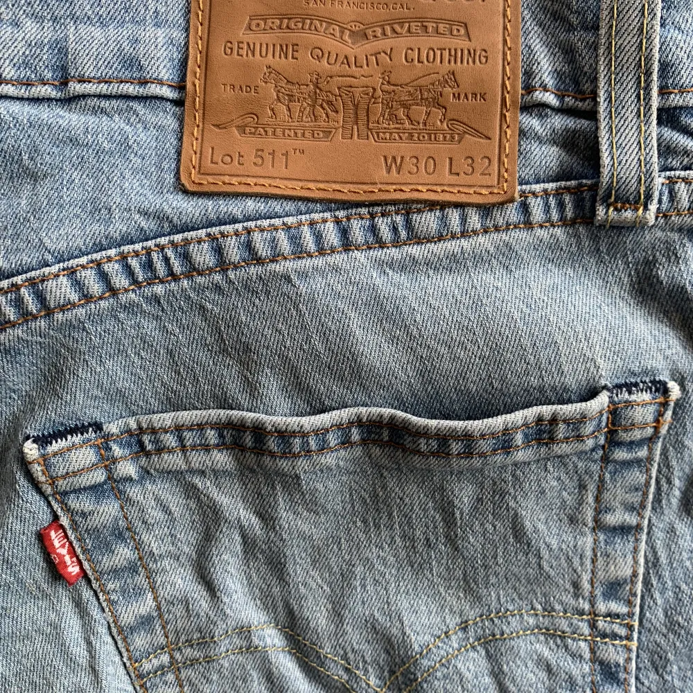 Levi’s jeans i storlek W30 L32 Hyfsat liten fläck längst ner på ena benet som inte syns så mycket. Annars i väldigt bra skick. Jeans & Byxor.