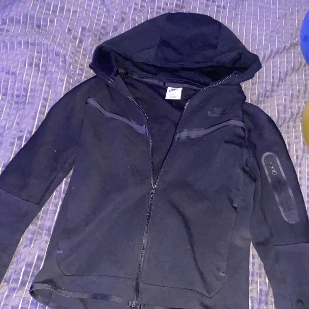 Nike tech hoodie Säljer för 600kr Köpt för 1,1 Inga skador helt ren använt några gånger Storlek L Endast Swish. Hoodies.