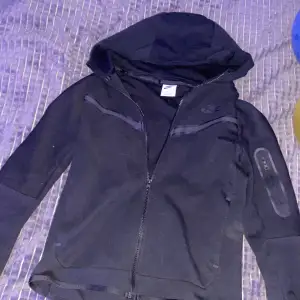 Nike tech hoodie Säljer för 600kr Köpt för 1,1 Inga skador helt ren använt några gånger Storlek L 