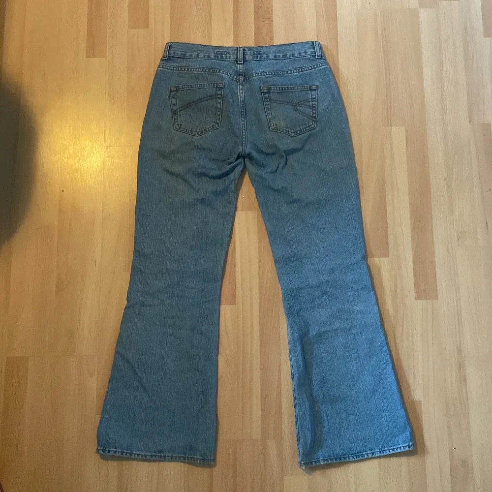 Säljer mina favvo jeans från dobber som är flitigt använda men som inte har några större defekter! Jeansen har ganska stort flare och är lågmidjade. Pris kan diskuteras vid snabb affär❤️fler bilder kan fixas!. Jeans & Byxor.