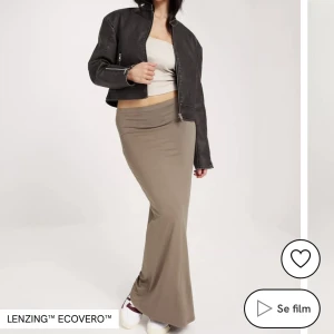 Långkjol från Nelly - Använd fåtal gånger så inga defekter❤️köparen står för frakt och det är bara att skriva om det är något ni undrar över🤗