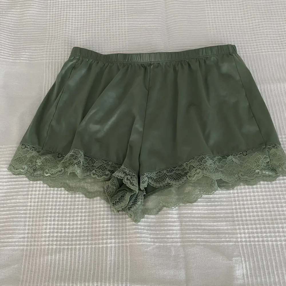 jag säljer dessa snygga sov/pyjamasshorts för att dem är för stora för mig💚dom är köpta från sellpy men är använda 3 gånger. Dom är i bra skick😄. Shorts.