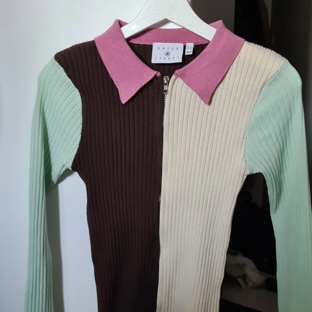 Knappt använd tröja i fina färger <3 Dragkedja som går att dra från två håll. . Tröjor & Koftor.