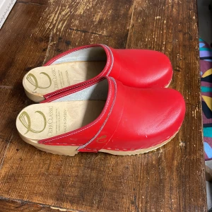 Träskor  - Träskor i storlek 37. Helt oanvända men är lite stöttskadade (se bild 2) och häftstiften är lite rostiga men inget som märks om man kollar nära. Ge gärna ett prisförslag. 