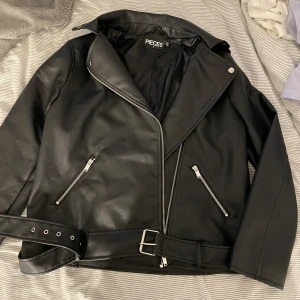 Skinnjacka  - Endast använd 1 gång Ny pris 599kr Skriv för fler bilder eller information 