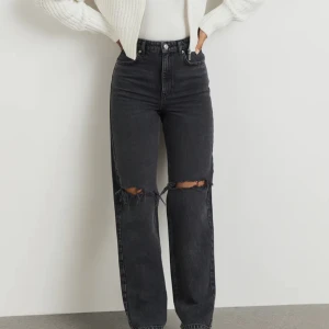 Svarta 90 highwaist jeans - Säljer mina svarta 90s highwaist jeans från Gina som knappt är använda. Jeansen är köpta för 599 kronor.