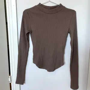 En fin brun långärmad tröja från Gina tricot med en rund del där nere🤎 aldrig använd