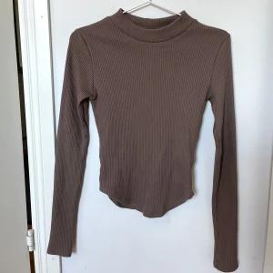 Brun långärmad  - En fin brun långärmad tröja från Gina tricot med en rund del där nere🤎 aldrig använd
