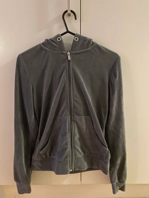 Grå hoodie  - Supermjuk hoodie från Gina tricot storlek XXS. 