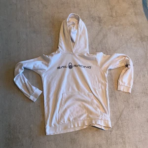 Sail raicing hoddie - Sail raicing hoddie i storlek 164. Tyvvär så passar denhär tröjan inte mig längre.