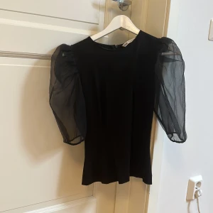 Festtop zara - Säljer denna festliga toppen från zara❤️ aldrig använd ❤️