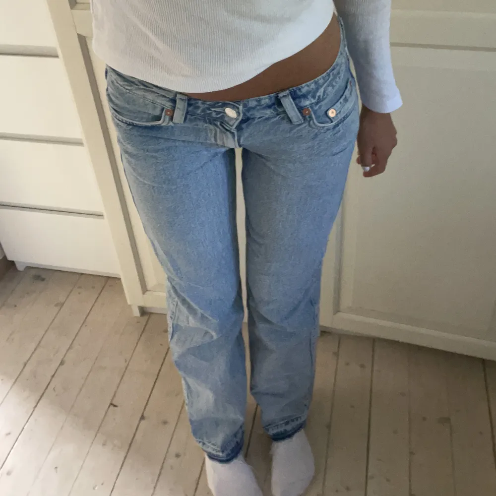 Supersöta lågmidjade jeans från weeday som jag sprettat upp längst ner💕. Jeans & Byxor.