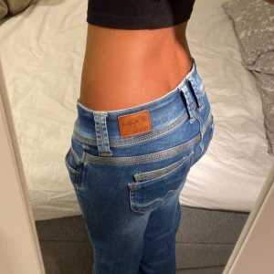Pepe jeans - Säljer mina lågmidjade blåa pepe jeans som är lite för stora i midjan men jätte fina annars, har aldrig använt💗 säljer för 400kr+ frakt fast kan budas då dom egentligen kostar 999kr