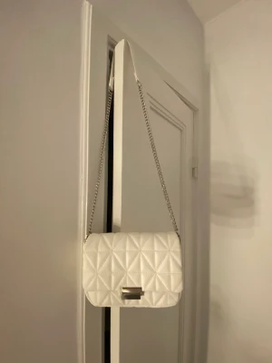 Väska  - Handväska ifrån pull & bear. Sparsamt använd och rymmer mycket!!