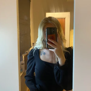 Tröja med puffiga axlar - Suuuperfin tröja, men tyvärr för kort i ärmarna för mig. Jag har den i både S och M, därmed finns det två annonser med denna tröja. Köpte olika storleker i hopp om att ärmen skulle vara längre på M, men tyvärr är ärmarna lika långa.