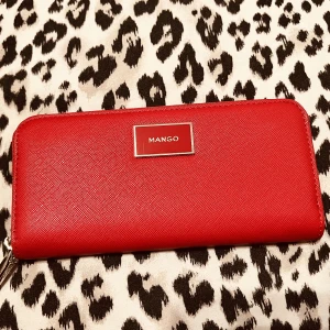 Dam plånbok från Mango  - Superfin plånbok från Mango.  Ny då den inte använts alls.   Färg burgundy röd (mörk/vin röd)   ”Pris går att pruta” 