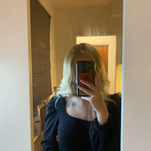 Tröja med puffaxlar - Suuuperfin tröja, men tyvärr för kort i ärmarna för mig. Jag har den i både S och M, därmed finns det två annonser med denna tröja. Köpte olika storleker i hopp om att ärmen skulle vara längre på M, men tyvärr är ärmarna lika långa