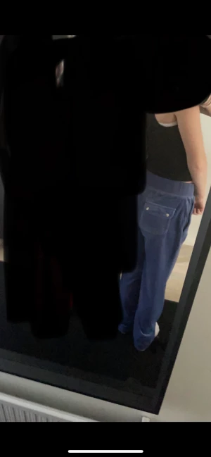 juicy byxor xs - säljer juicy couture byxor i strl xs. Kommer inte till användning längre därför säljer jag dom. Knapparna på snöret där framme har lossnat men kommer med. Vid intresse skriv till mig och då får du fler bilder såklart.