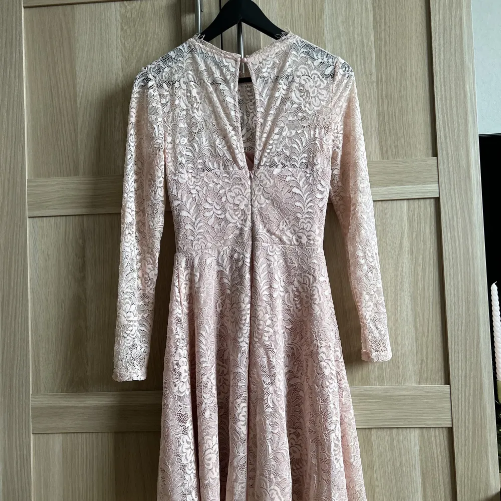 Jag säljer min ljusrosa klänning från SisterS Point som jag använt en gång på en skolavslutning, som ny. Storlek xs men passar mig som nu har S då den är väldigt stretchig och skön. . Klänningar.