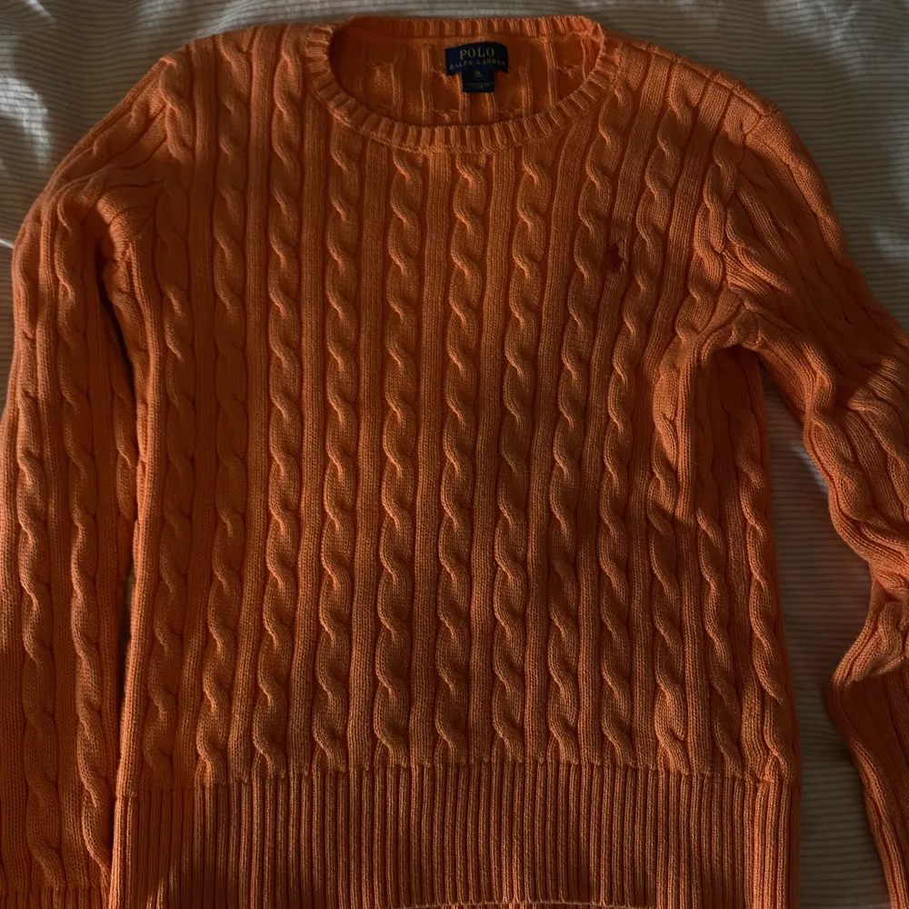 En cool Ralph lauren polo tröjan i orange, säljer för att den inte kommer till användning men inga defekter är i stolek Xl men passar som M orginalpris ca 1500💕. Tröjor & Koftor.