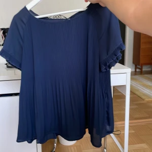 Blå topp - Blå topp med volang strl M från vero Moda! Mycket fint skick, inga defekter. Hör av vid frågor, fraktar mot köparens bekostnad samt möts upp Stockholm💗 