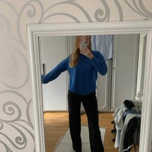 Så skön sweatshirt i en fin blå nyans. Från Lindex i storlek 158/164 men som en S typ. 💙